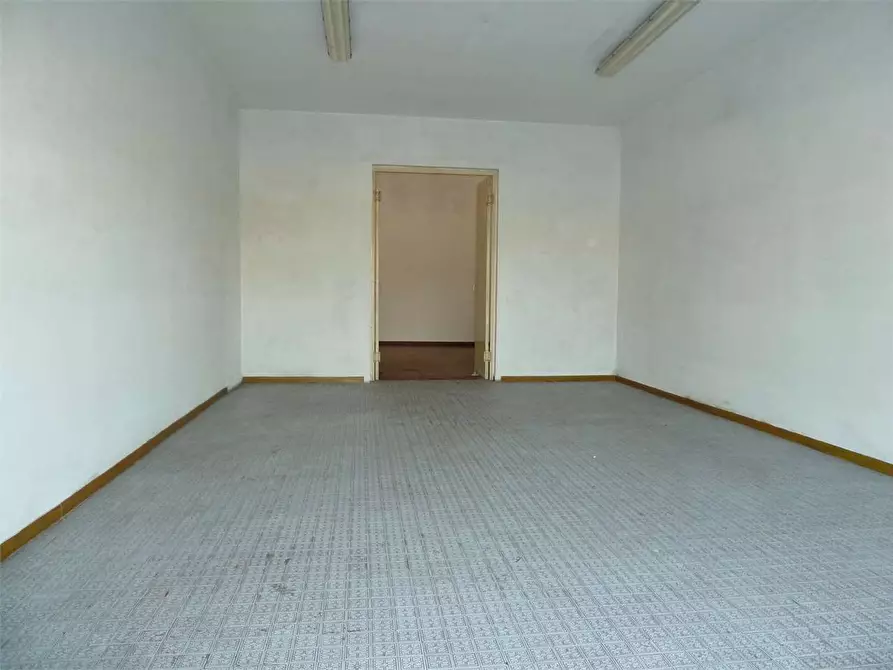 Immagine 1 di Laboratorio in affitto  in Segromigno a Capannori
