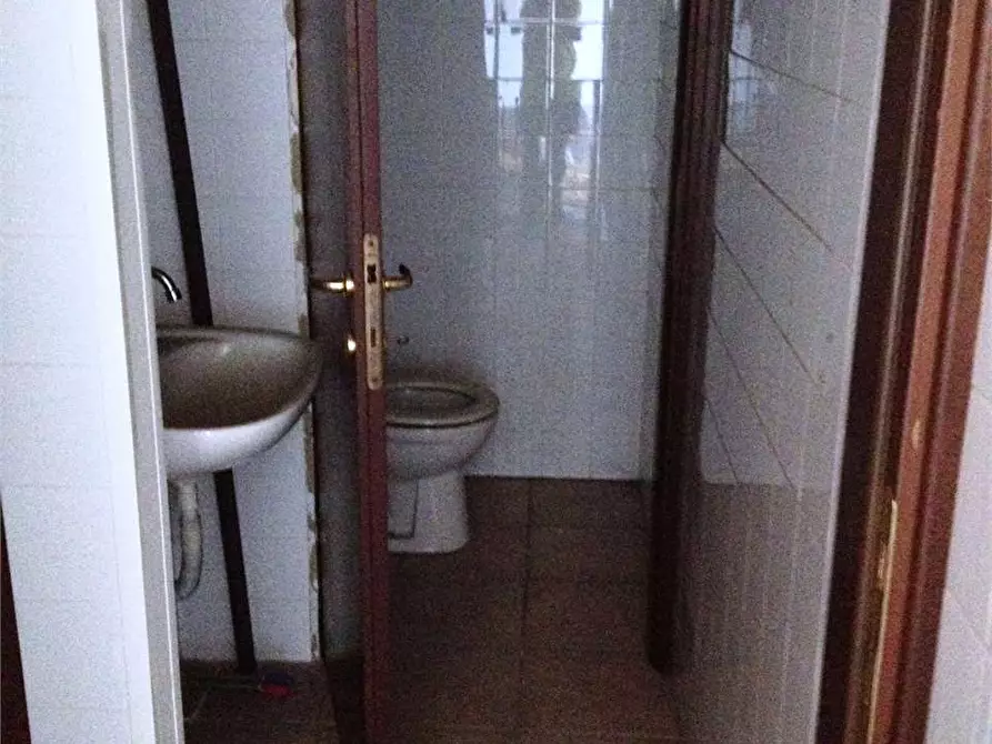 Immagine 4 di Negozio in affitto  in via della chiusa a Capannori