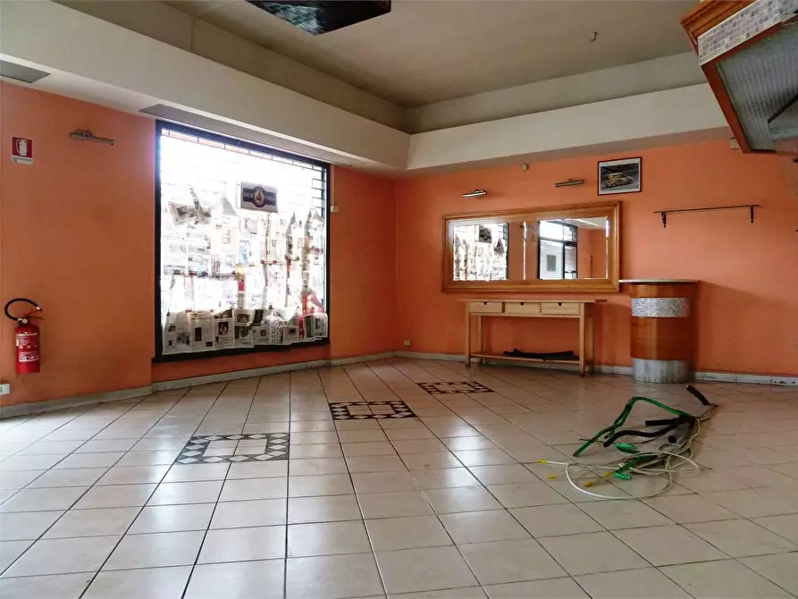 Immagine 2 di Negozio in vendita  in lappato a Capannori