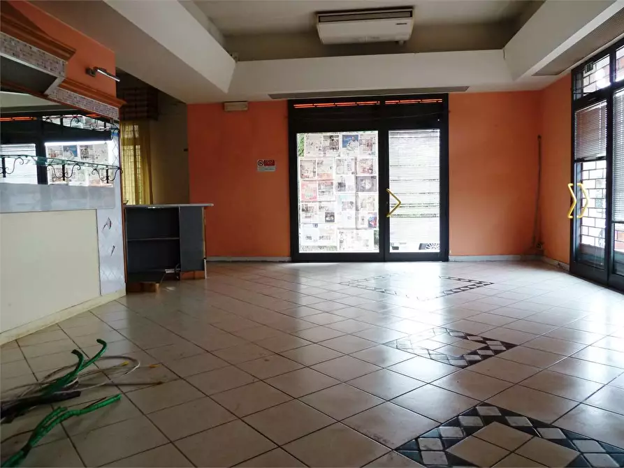 Immagine 3 di Negozio in vendita  in lappato a Capannori