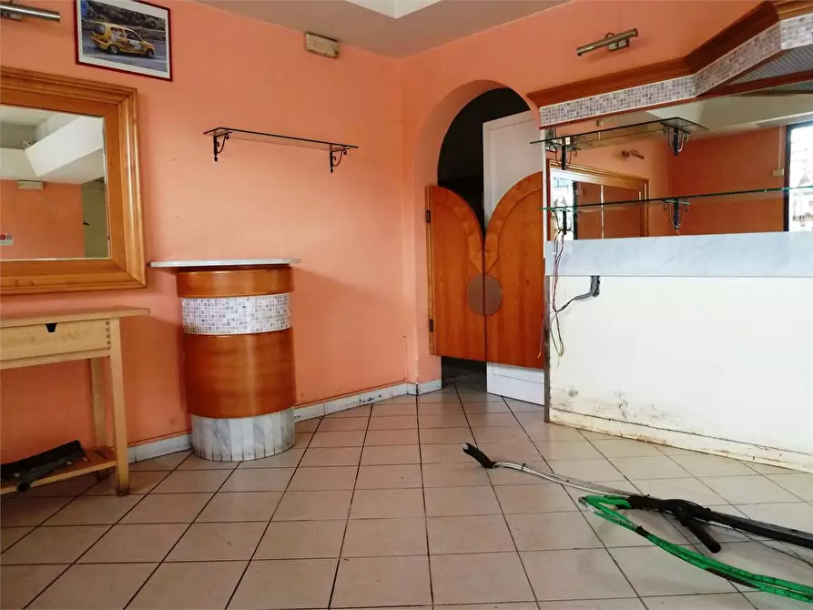 Immagine 5 di Negozio in vendita  in lappato a Capannori