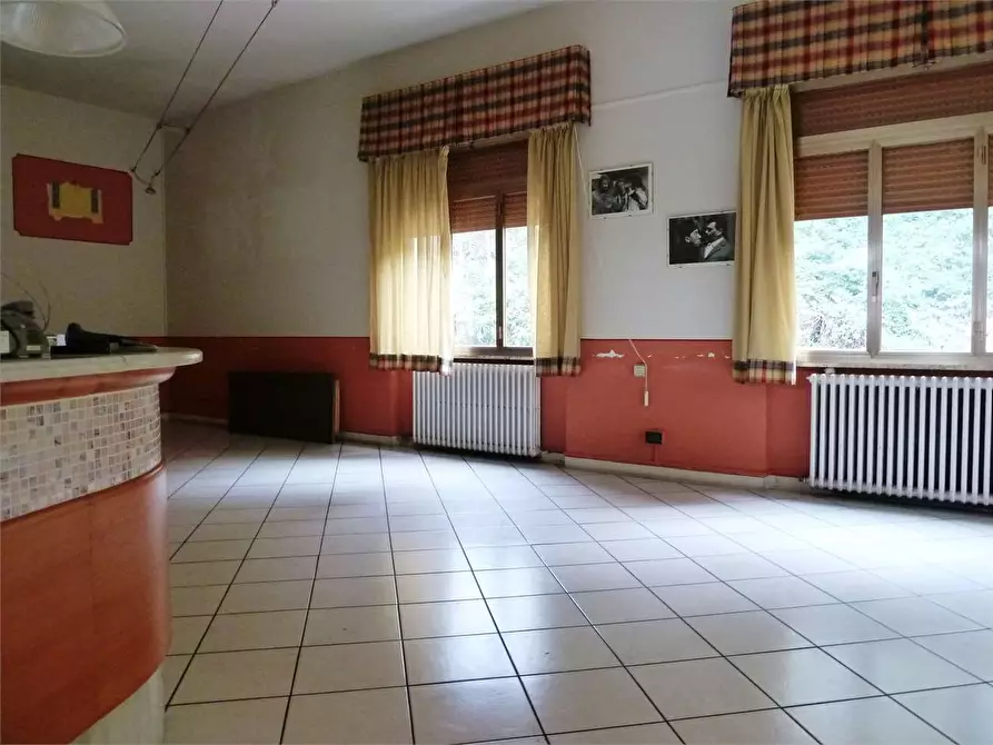 Immagine 6 di Negozio in vendita  in lappato a Capannori