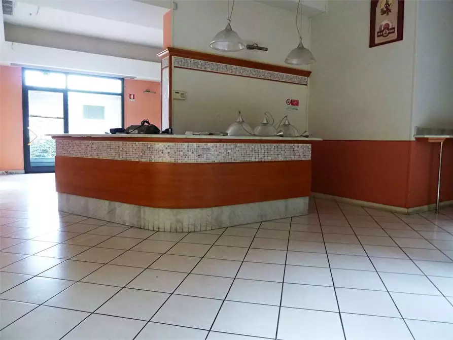 Immagine 7 di Negozio in vendita  in lappato a Capannori