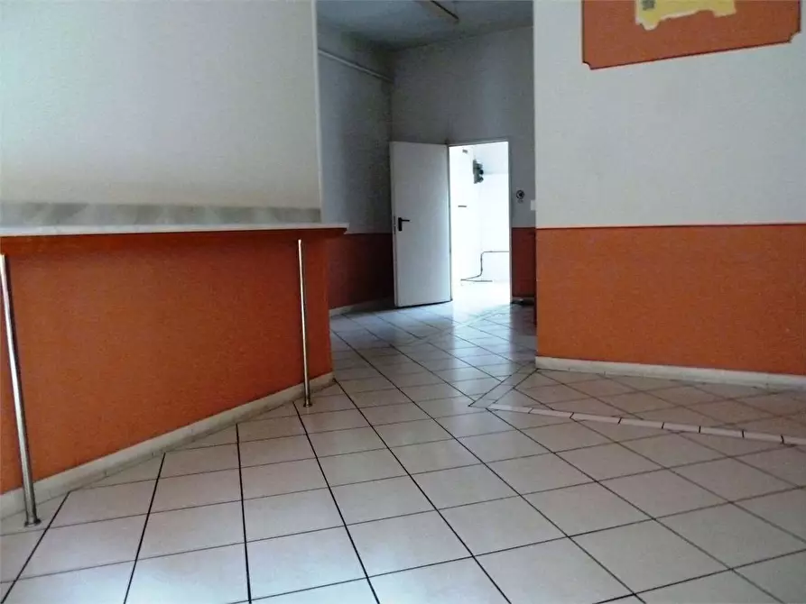 Immagine 9 di Negozio in vendita  in lappato a Capannori