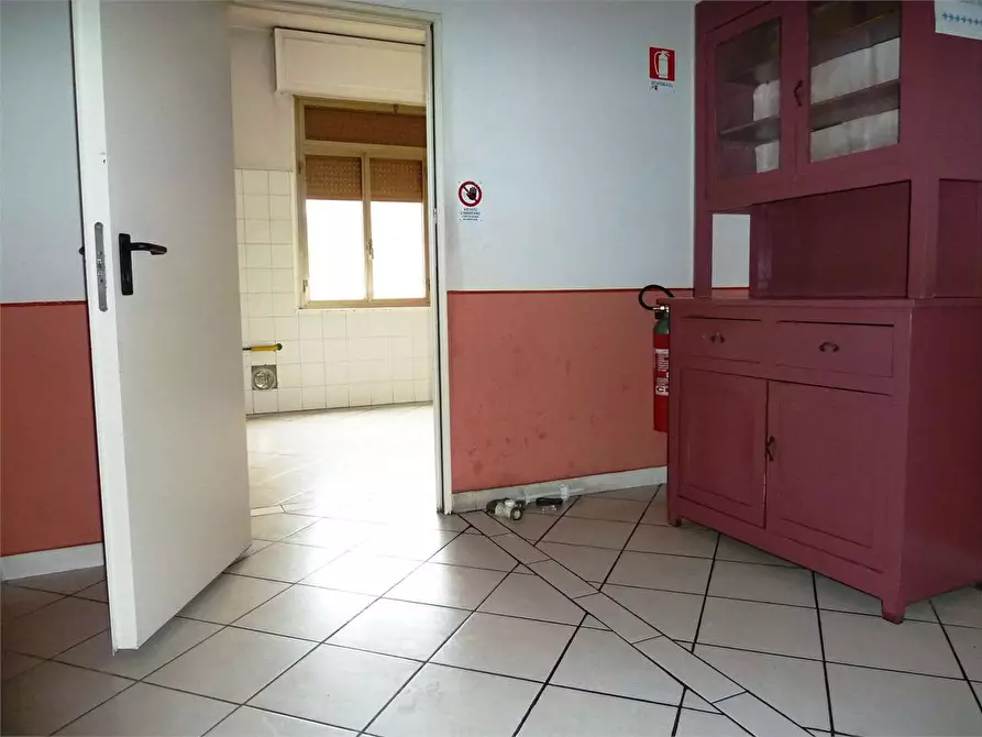 Immagine 10 di Negozio in vendita  in lappato a Capannori