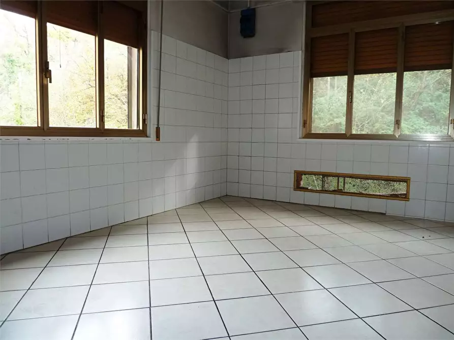 Immagine 11 di Negozio in vendita  in lappato a Capannori