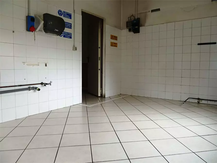 Immagine 12 di Negozio in vendita  in lappato a Capannori