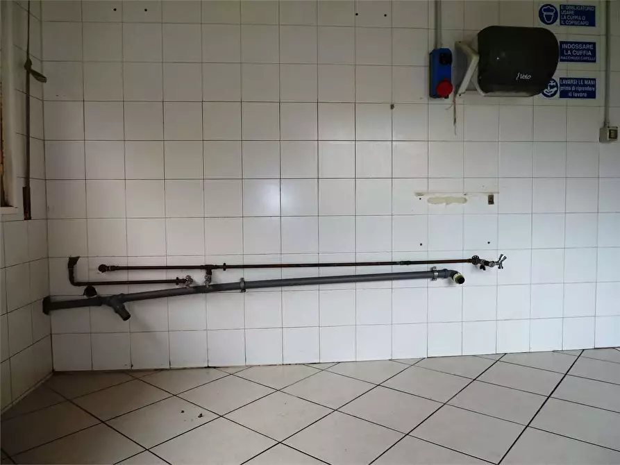 Immagine 13 di Negozio in vendita  in lappato a Capannori