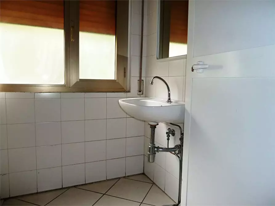 Immagine 14 di Negozio in vendita  in lappato a Capannori