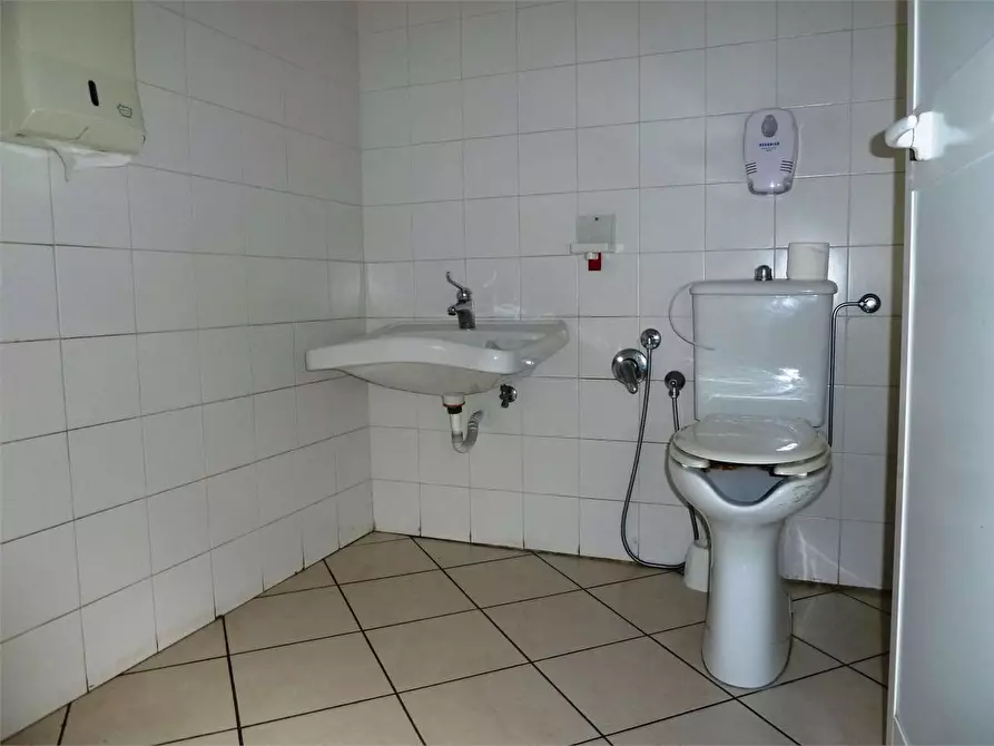 Immagine 15 di Negozio in vendita  in lappato a Capannori