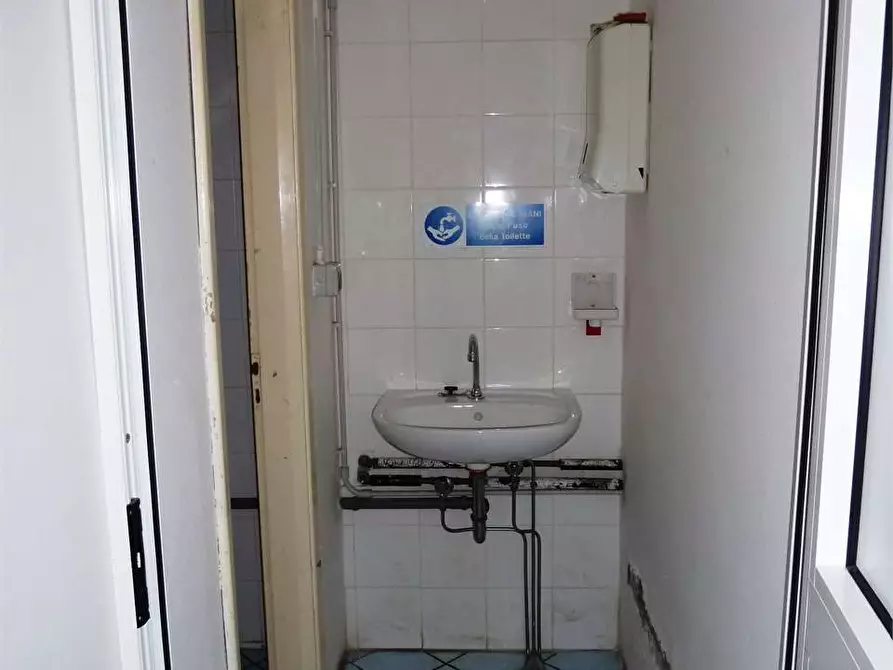 Immagine 18 di Negozio in vendita  in lappato a Capannori