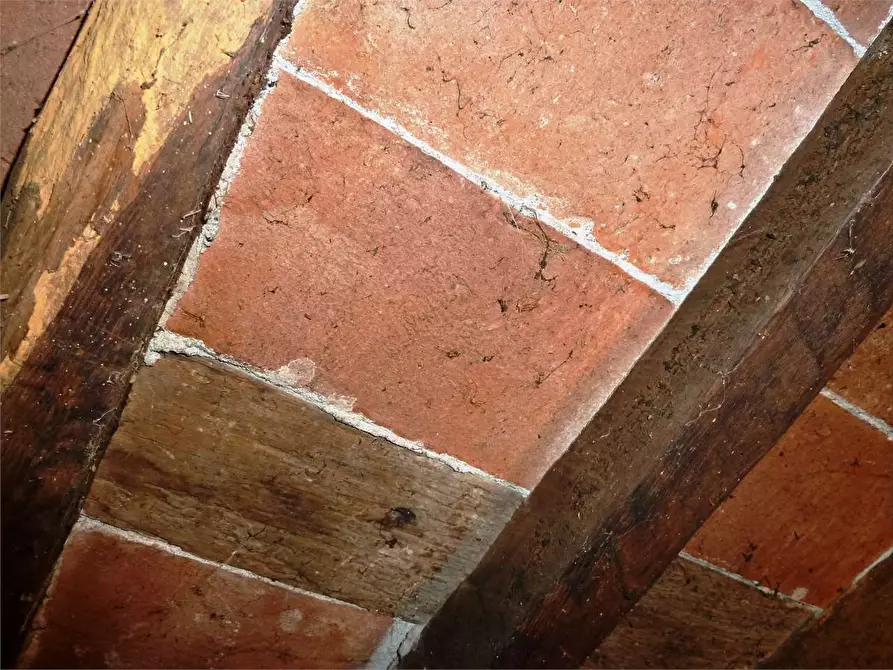 Immagine 25 di Porzione di casa in vendita  in lucca  a Lucca