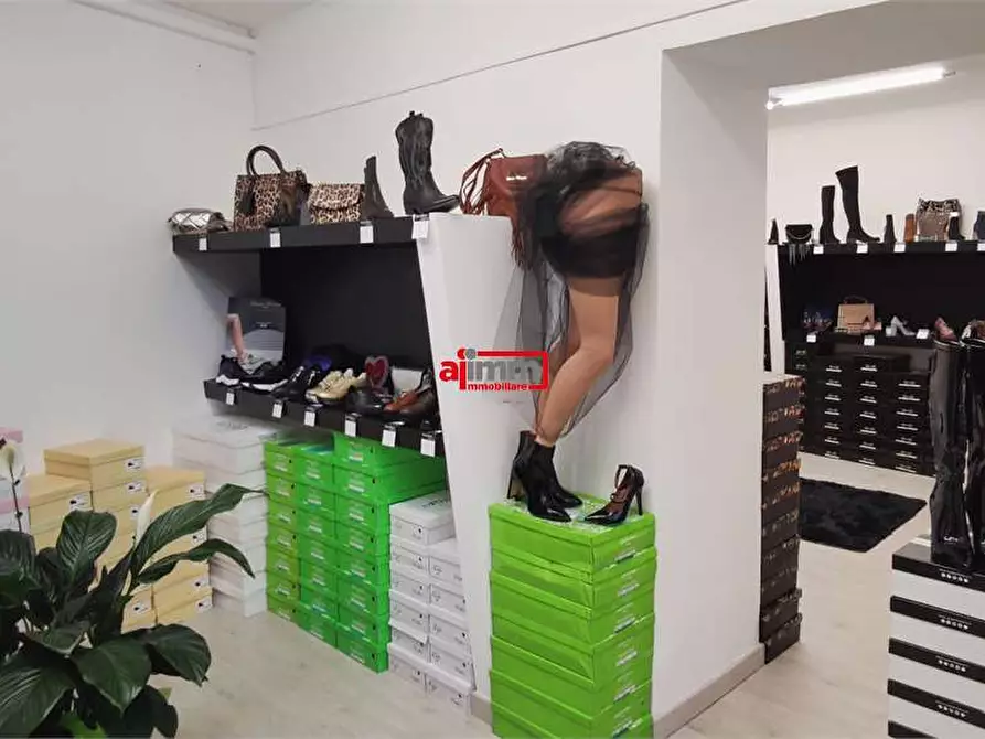 Immagine 5 di Negozio in vendita  in via Mario Greco 37 a Catanzaro