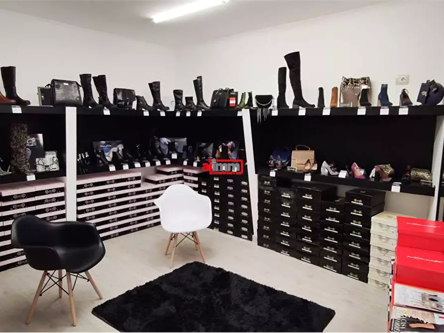 Immagine 9 di Negozio in vendita  in via Mario Greco 37 a Catanzaro