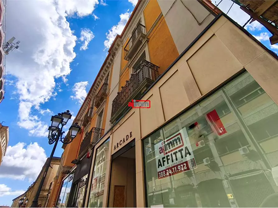 Immagine 1 di Negozio in affitto  in Corso Mazzini a Catanzaro