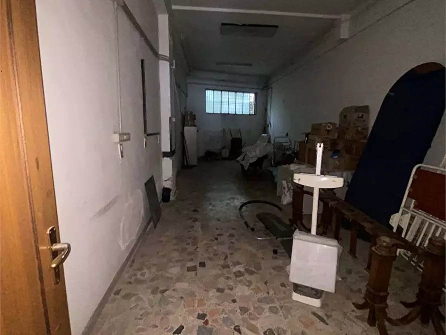 Immagine 4 di Negozio in vendita  in VIA GIOVANNI PAOLO II 51 a Crotone