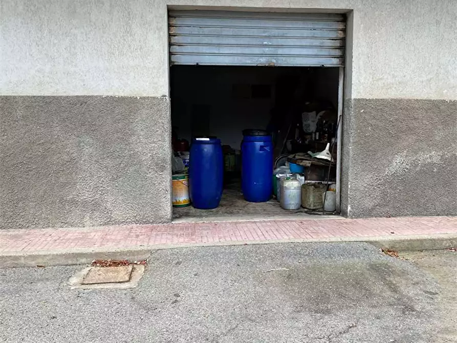 Immagine 7 di Garage in vendita  in via dei romani 8 a Crotone