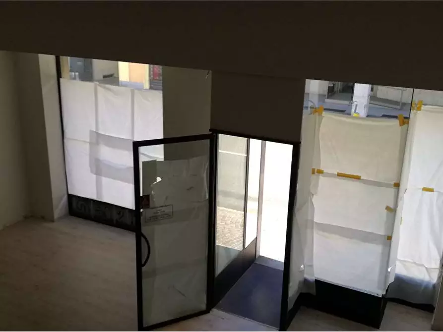 Immagine 17 di Negozio in affitto  in via labiena 107 a Laveno-Mombello