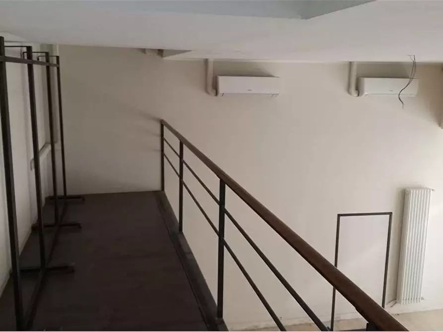 Immagine 18 di Negozio in affitto  in via labiena 107 a Laveno-Mombello