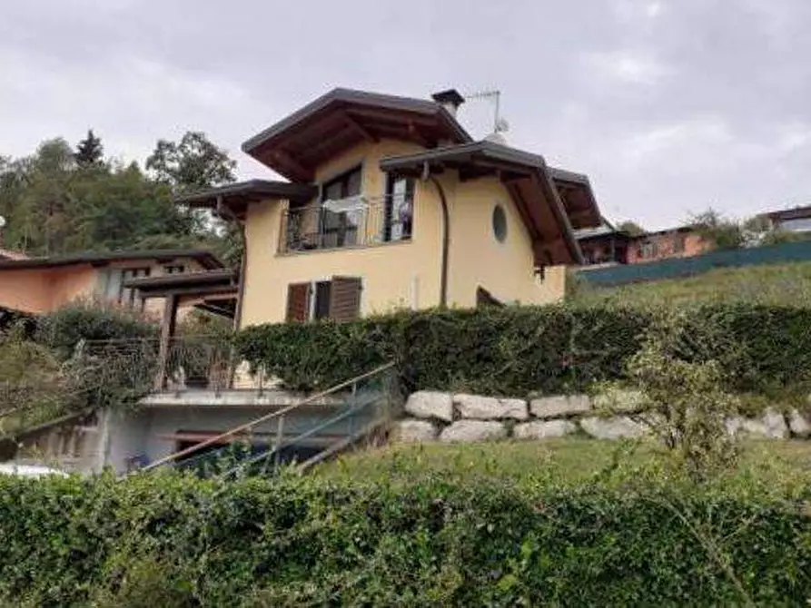 Immagine 1 di Villa in vendita  in via Marino  31 a Laveno-Mombello