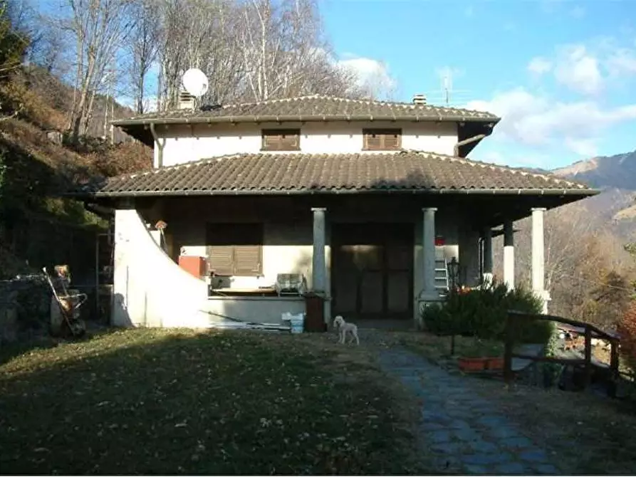 Immagine 1 di Villa in vendita  in Frazione Lozzo - Via Alla Svizzera Biegno 5 a Maccagno Con Pino E Veddasca