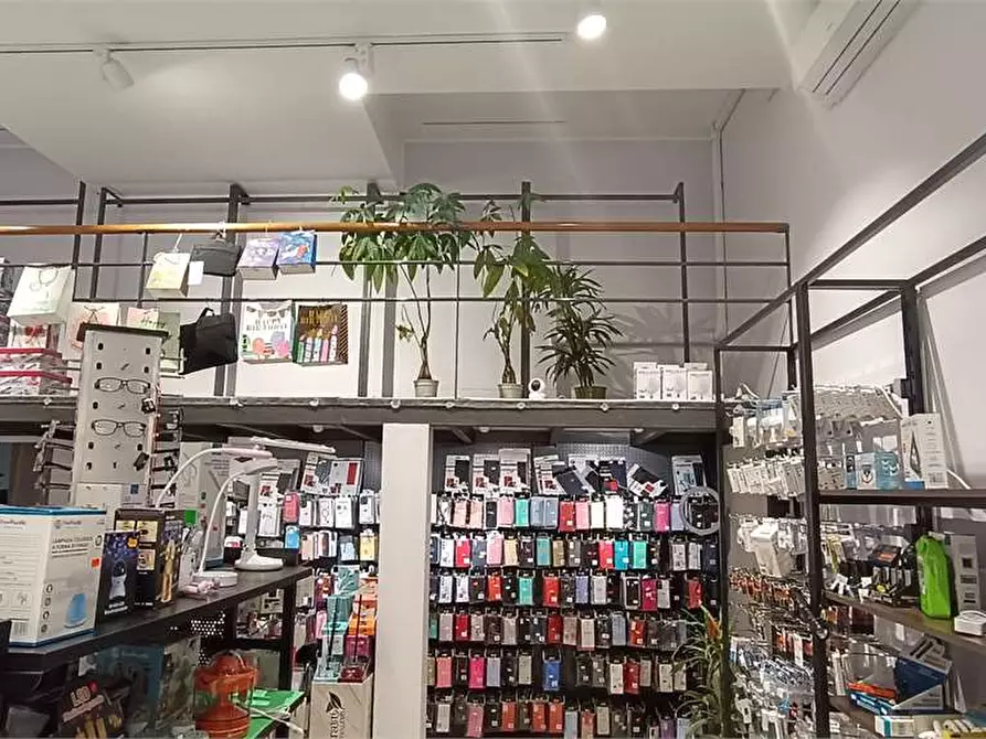 Immagine 7 di Negozio in affitto  in via labiena 107 a Laveno-Mombello