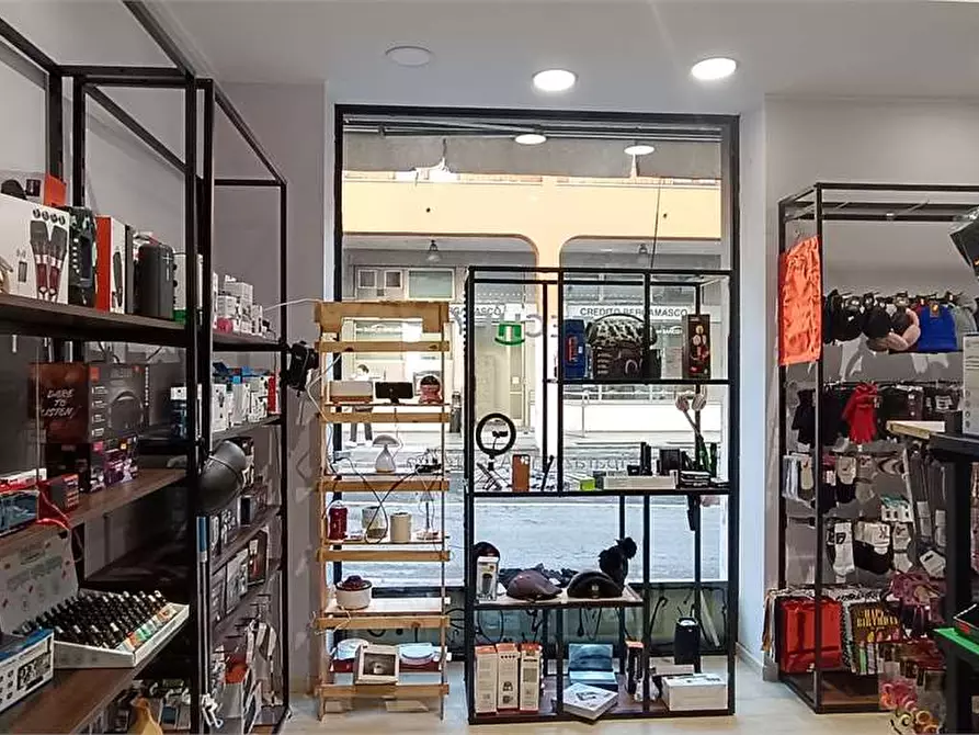 Immagine 6 di Negozio in affitto  in via labiena 107 a Laveno-Mombello
