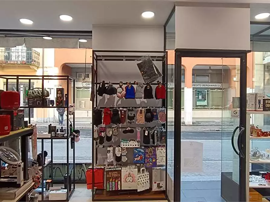 Immagine 9 di Negozio in affitto  in via labiena 107 a Laveno-Mombello