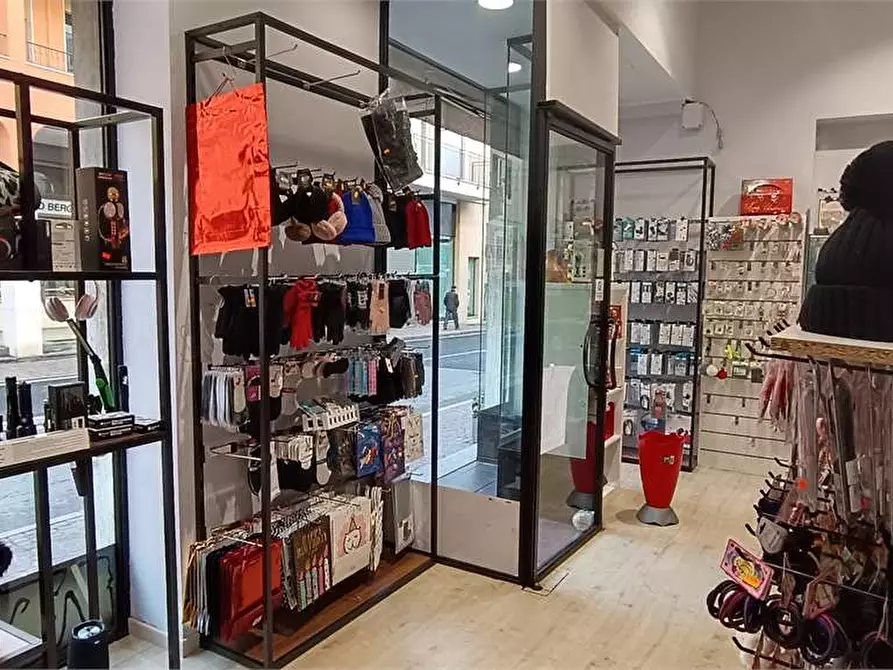 Immagine 10 di Negozio in affitto  in via labiena 107 a Laveno-Mombello