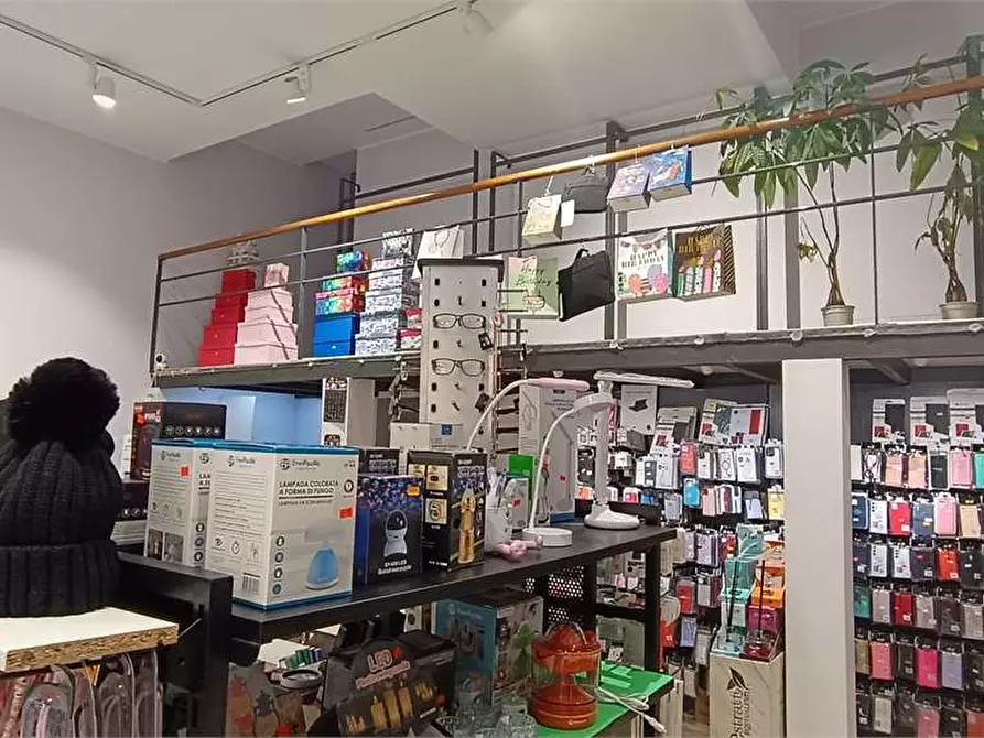 Immagine 11 di Negozio in affitto  in via labiena 107 a Laveno-Mombello