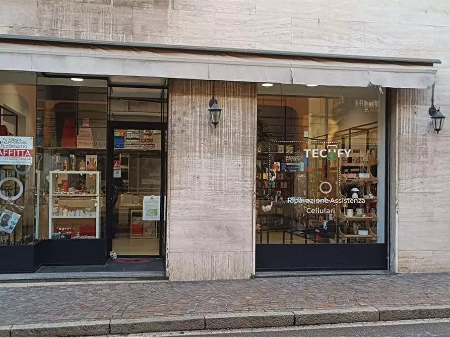 Immagine 1 di Negozio in affitto  in via labiena 107 a Laveno-Mombello