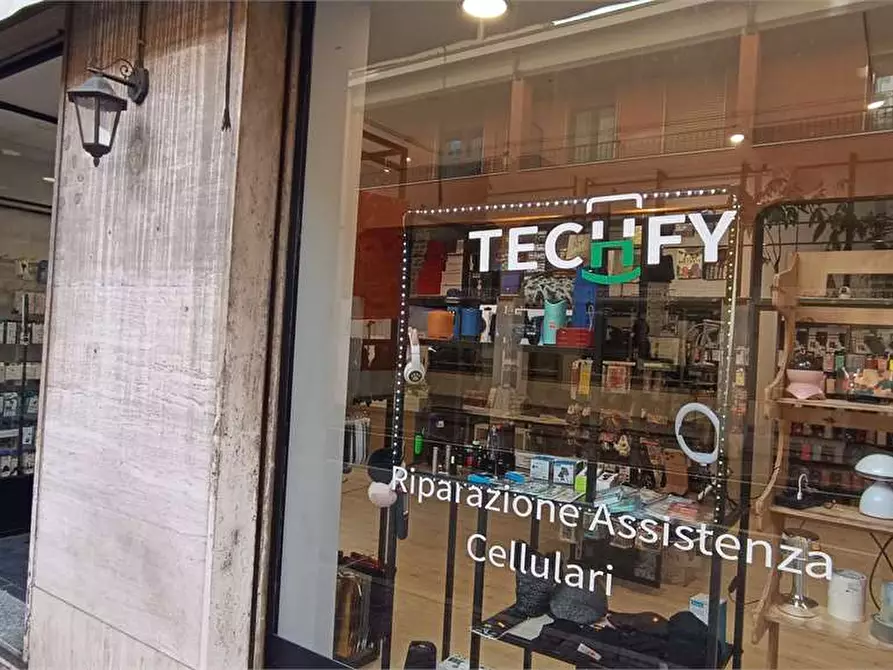 Immagine 2 di Negozio in affitto  in via labiena 107 a Laveno-Mombello