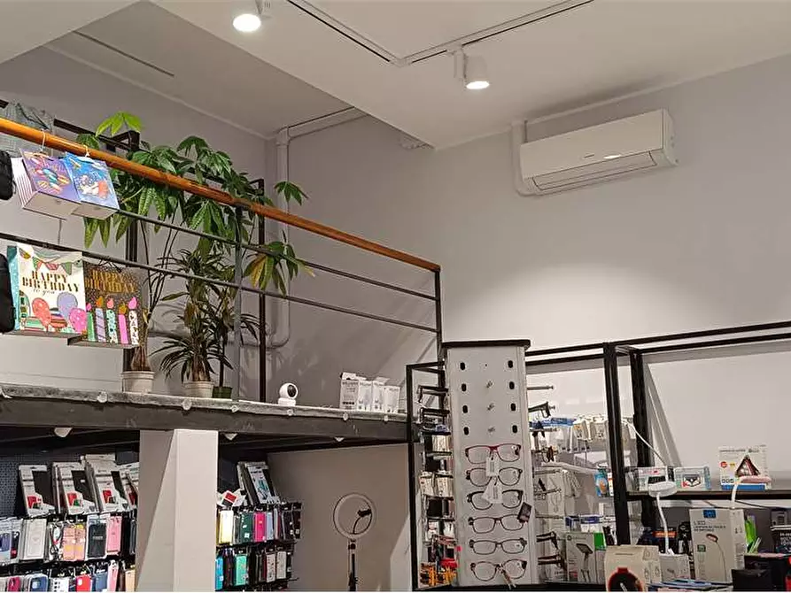 Immagine 13 di Negozio in affitto  in via labiena 107 a Laveno-Mombello