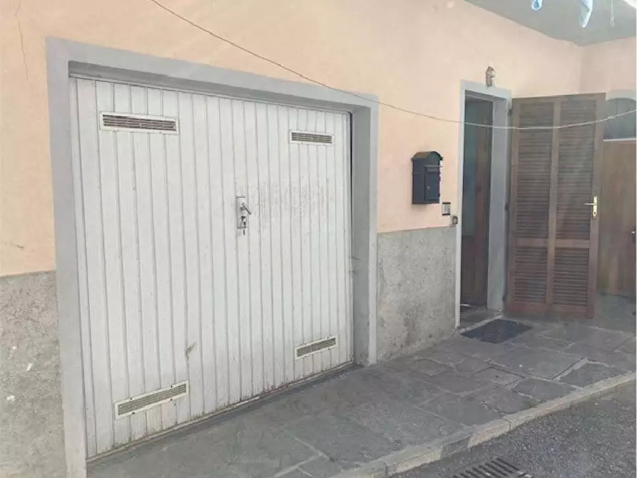 Immagine 1 di Garage in vendita  in Via Libertà  76 a Casalzuigno