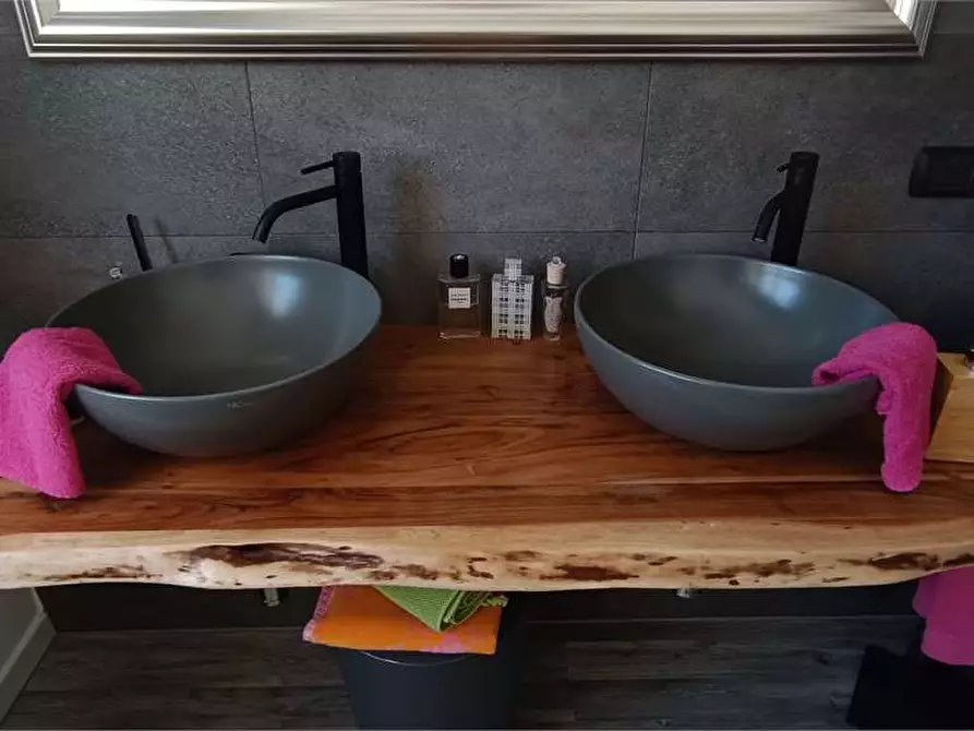 Immagine 26 di Appartamento in vendita  in piazza aldo moro a Lavena Ponte Tresa