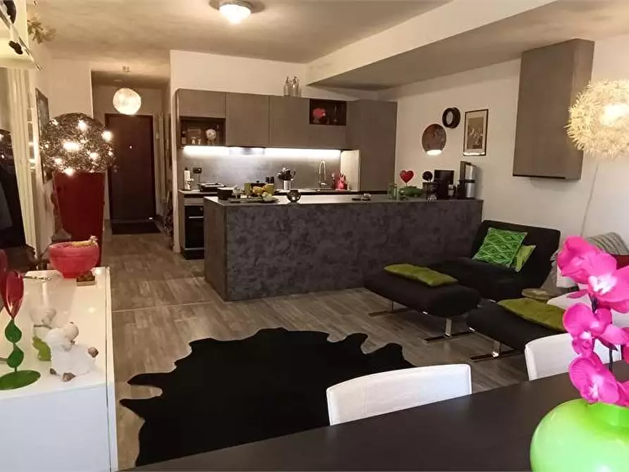 Immagine 3 di Appartamento in vendita  in piazza aldo moro a Lavena Ponte Tresa