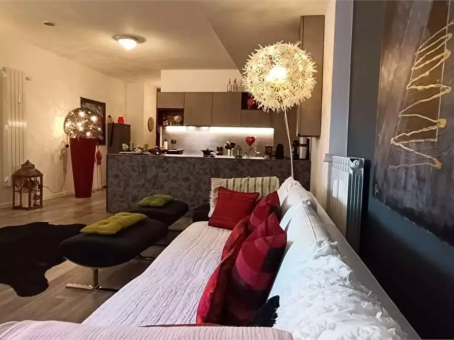 Immagine 2 di Appartamento in vendita  in piazza aldo moro a Lavena Ponte Tresa