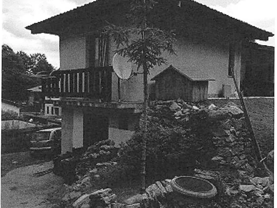 Immagine 1 di Villa in vendita  in Via Pradaccio 8 a Cadegliano-Viconago