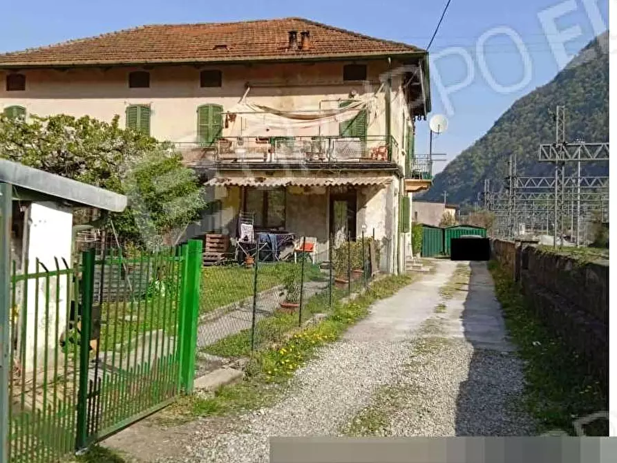 Immagine 1 di Appartamento in vendita  in via Cavour,   27 a Laveno-Mombello