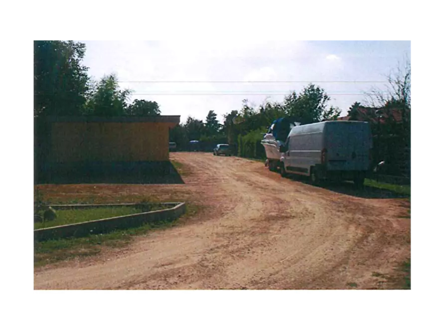 Immagine 1 di Posto auto in vendita  in Strada fiume snc a Cocquio-Trevisago