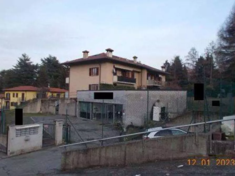 Immagine 1 di Negozio in vendita  in Via Luigi Colombo 83 a Lavena Ponte Tresa