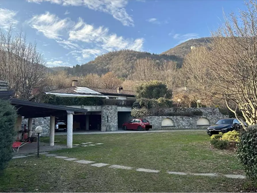 Immagine 1 di Villa in vendita  in Via Giovanni Verga 1 a Erba