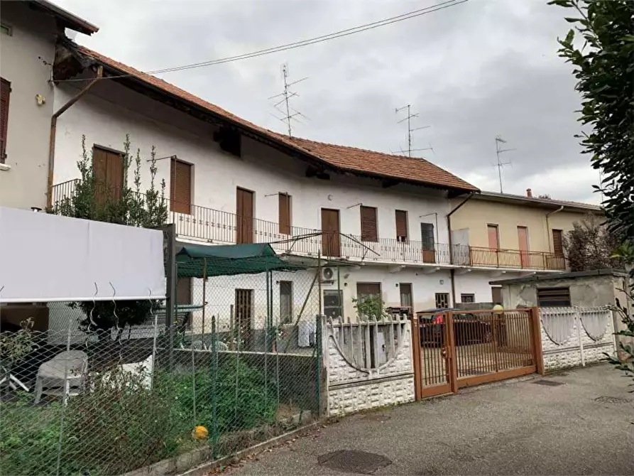 Immagine 1 di Stabile in vendita  in Via Edmondo De Amicis  19 a Cairate