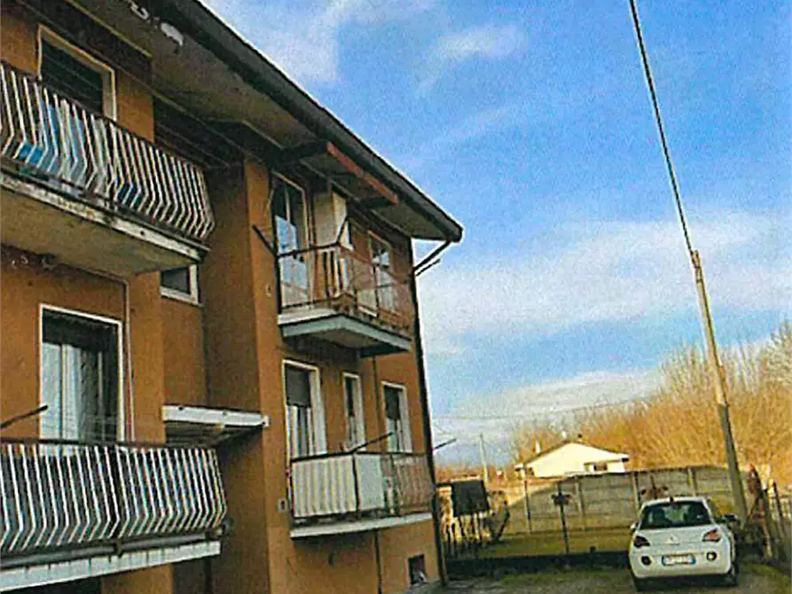 Immagine 10 di Appartamento in vendita  in Via Milano 117 a Angera