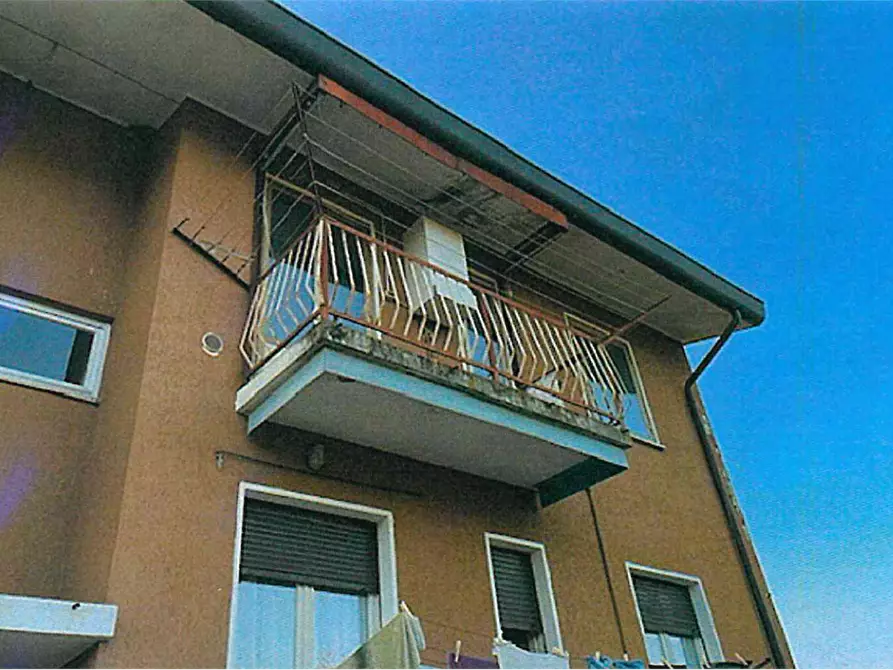 Immagine 11 di Appartamento in vendita  in Via Milano 117 a Angera