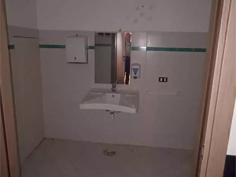 Immagine 12 di Negozio in affitto  in canonichetta 3 a Varese