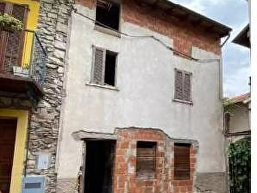 Immagine 1 di Appartamento in vendita  in Via guglielmo marconi  25 a Besano