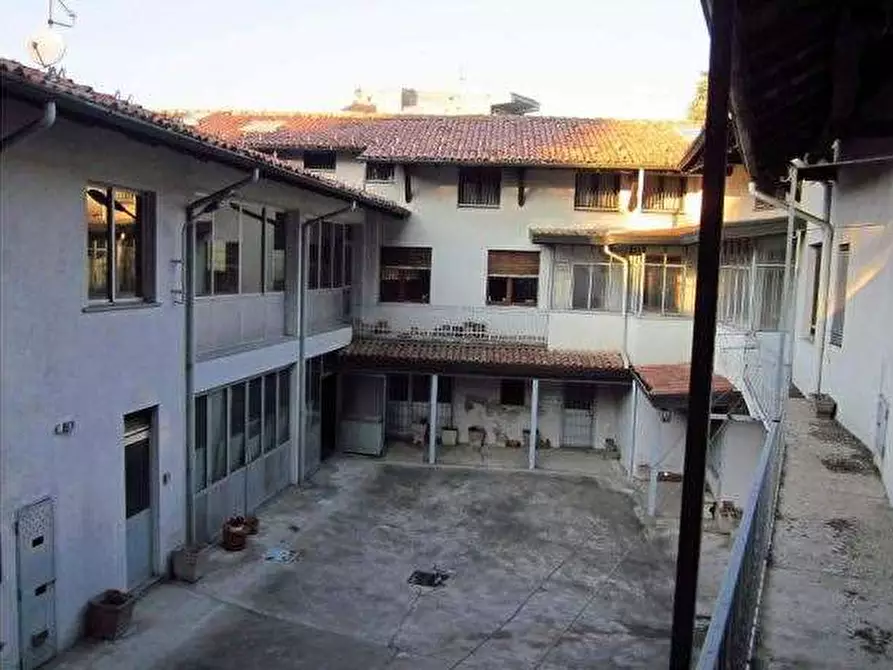 Immagine 3 di Stabile in vendita  in Frazione crenna - via giovanni locarno, 15- via balilla n. 2(Frazione Crenna) 2 a Gallarate