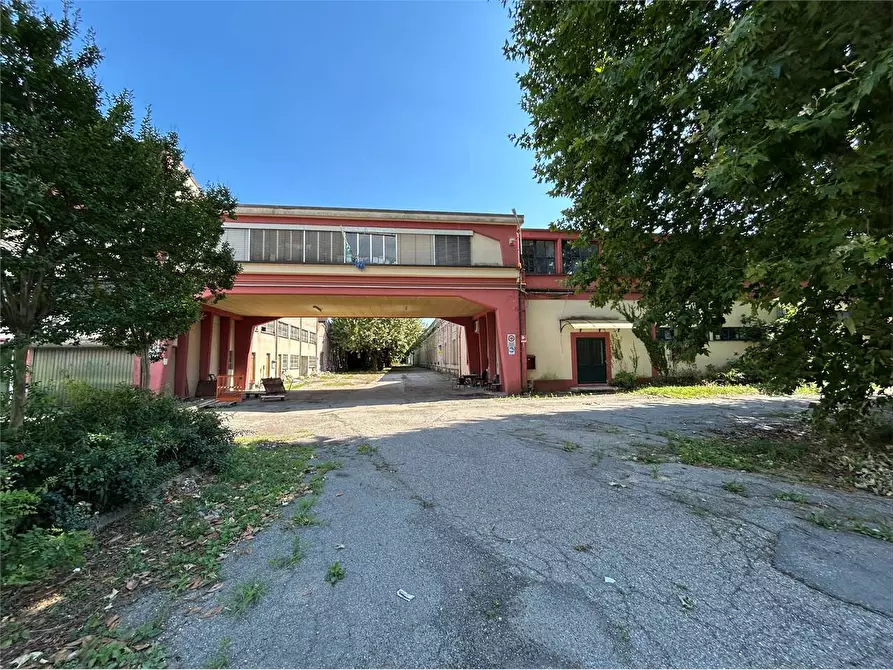 capannone in vendita a Leggiuno