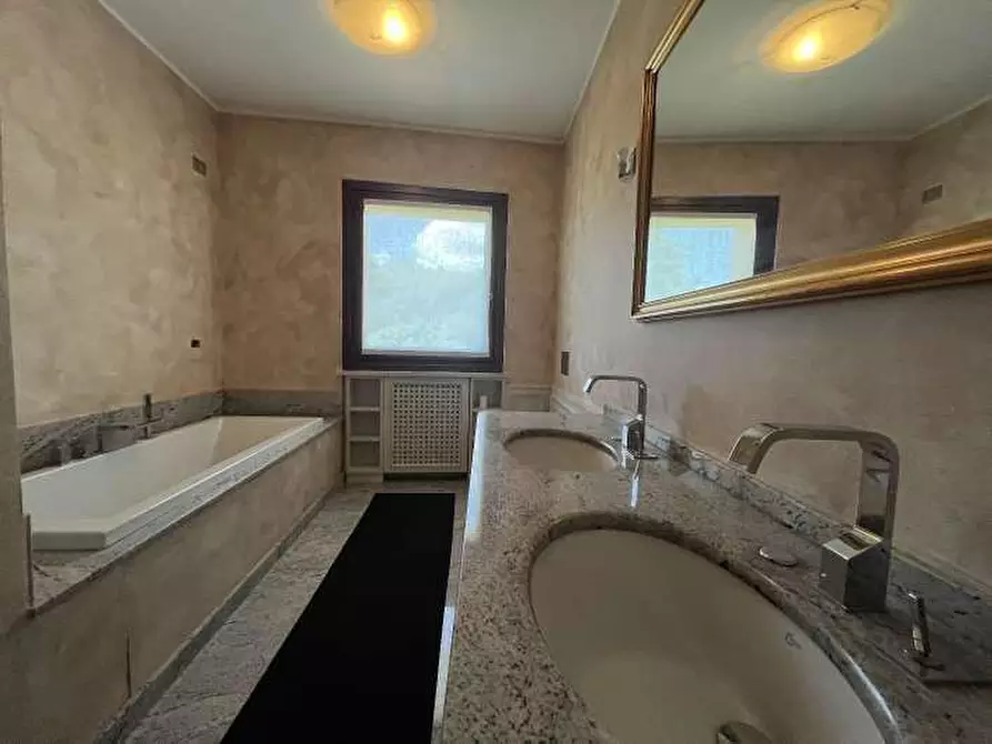 Immagine 15 di Villa in vendita  in Via delle Rimembranze 12 a Lomazzo
